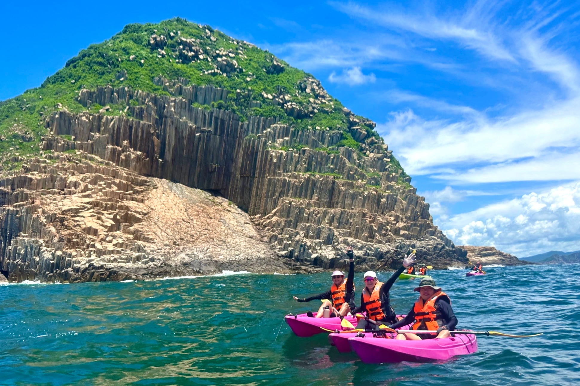 世界最大の六角形の火山岩柱 – Hong Kong Ninepin Group Guides